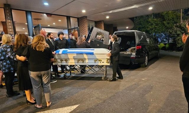 Μαριά Νιώτη: Ανείπωτος θρήνος στην κηδεία - Με την γαλανόλευκη τυλιγμένο το φέρετρο της 17χρονης