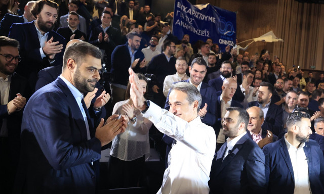 Η ομιλία Μητσοτάκη στο συνέδριο της ΟΝΝΕΔ και οι γαλάζιες «ενέσεις» τόνωσης ηθικού