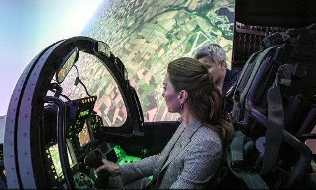 Η Κέιτ Μίντλετον... στην αεροπορία: Έκλεψε την παράσταση με γόβες στιλέτο σε μαχητικό της RAF