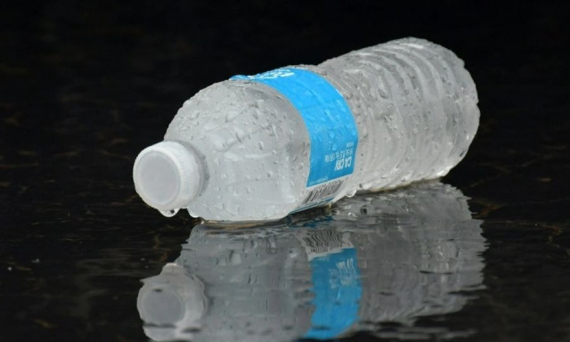 Ειδικοί διευκρινίζουν πόσο χρόνο είναι ασφαλές να πίνουμε νερό από το ίδιο μπουκάλι