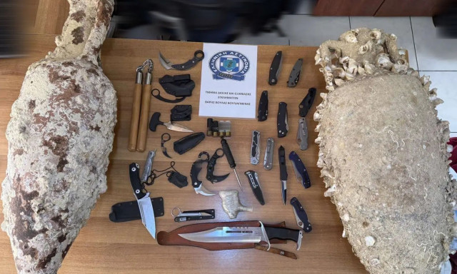 Βουλιαγμένη: Χειροπέδες σε 47χρονο - Είχε στην κατοχή του πλήθος μαχαιριών και αρχαία
