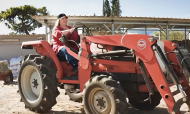 Έφη Θώδη: «Άι σαπέρ, δεν χωράμε στο τρακτέρ» - Viral το νέο της τραγούδι