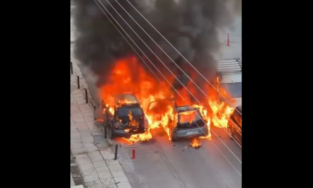 Άλιμος: Στις φλόγες τυλίχθηκαν τέσσερα αυτοκίνητα – Μία σύλληψη, δείτε βίντεο