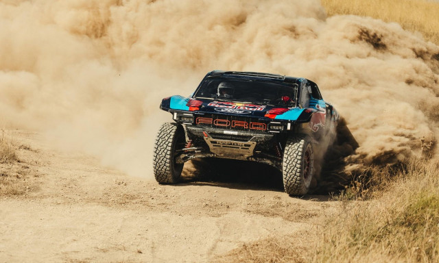 Ford: Πατέρας και γιος Sainz οδηγούν το θηριώδες Ford Raptor T1+