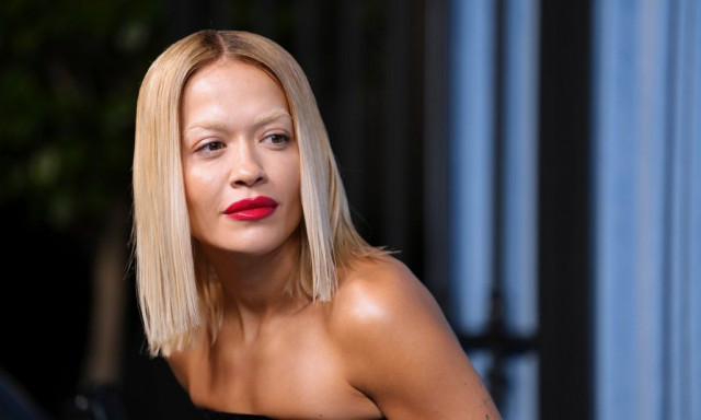 Ρίτα Όρα: Πιο καυτή από ποτέ με διάφανο φόρεμα που αποκάλυπτε το ασημί εσώρουχό της