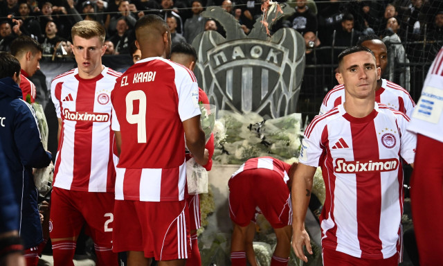 Συγκινητική στιγμή στην Τούμπα: Παίκτες ΠΑΟΚ και Ολυμπιακού άφησαν λουλούδια στη θύρα «4»