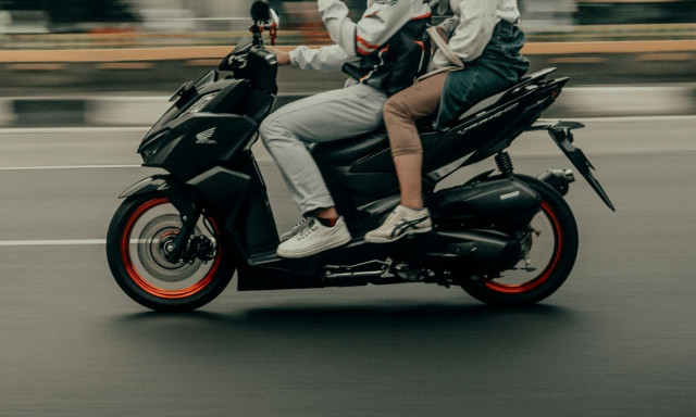 Κρήτη: Τουρίστες έκλεψαν μηχανάκι μέρα μεσημέρι - Βίντεο-ντοκουμέντο