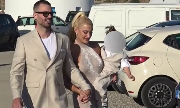 Μύκονος: Η Ιωάννα Τούνη και ο Δημήτρης Ρομπέρτος πήγαν πιασμένοι χέρι-χέρι σε βάφτιση