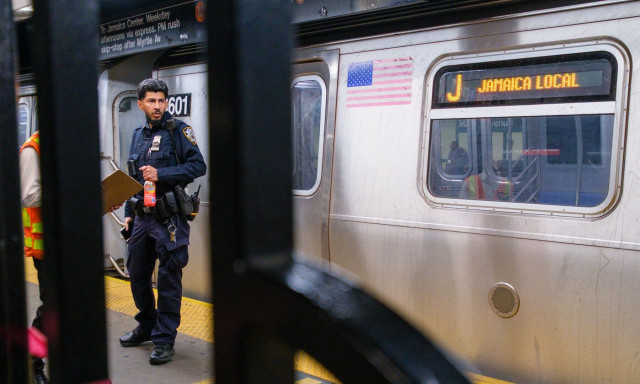 Νέα φονική τάση στο διαδίκτυο: Παιδιά σερφάρουν πάνω στα βαγόνια του Μετρό - Δύο νεκρές κοπέλες