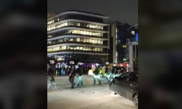 Ένταση στην Κηφισίας: Δακρυγόνα και κρότου λάμψης σε πορεία για την Παλαιστίνη - Βίντεο