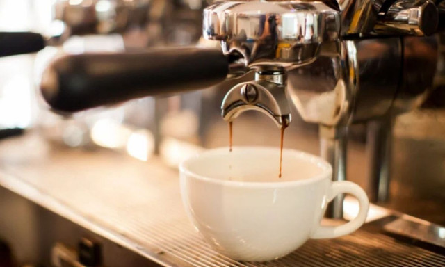 Καριδιολόγος προειδοποιεί: Mην πίνετε καφέ μετά από αυτή την ώρα και αυτός είναι ο λόγος