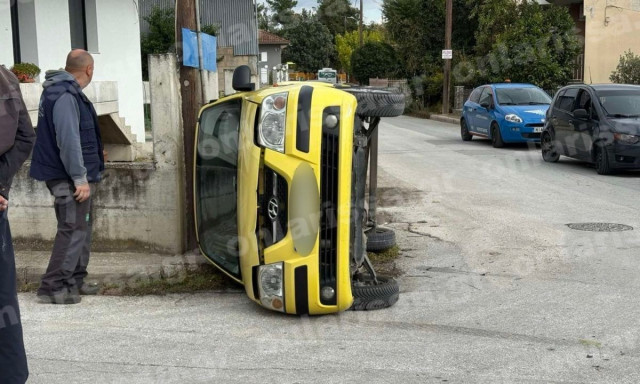 Λάρισα: Αυτοκίνητο τούμπαρε μετά από σύγκρουση με βαν