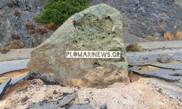 Μυτιλήνη: Κατολίσθηση στη Μελίντα – Τεράστιος βράχος κατέστρεψε το οδόστρωμα