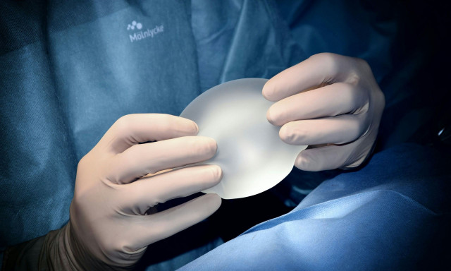 Μαρτύριο για 30χρονη: Το στήθος της έγινε.... τετράγωνο έπειτα από αποτυχημένη επέμβαση