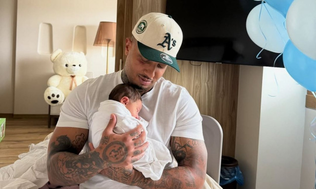 Ο Light δημοσίευσε φωτογραφία του γιου του μέσα από το μαιευτήριο