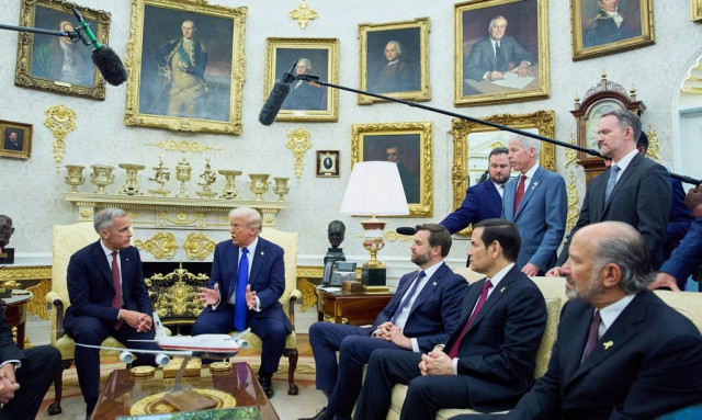 Τραμπ σε Καναδό πρωθυπουργό: «Μας γ@@@@ε με τους δασμούς, κι εσείς και οι Ευρωπαίοι»