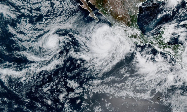 Ο τυφώνας Πρισίλα σαρώνει τη δυτική ακτή του Μεξικού