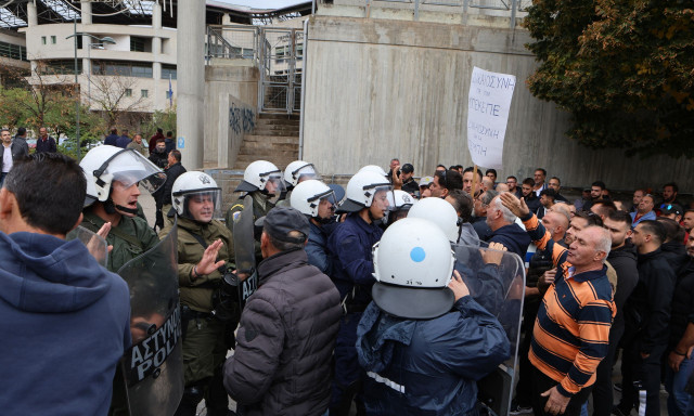 Λιβαδειά: Αγρότες έσπασαν αστυνομικό κλοιό και περικυκλώνουν τον Υπουργό Κώστα Τσιάρα