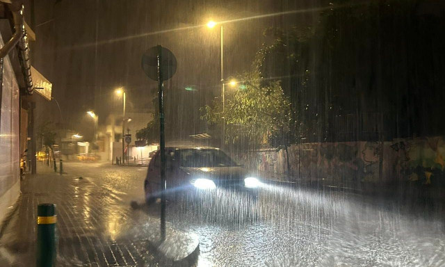 Άνοιξαν οι ουρανοί στο Ρέθυμνο – Πλημμύρισαν δρόμοι