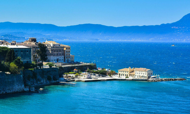 Κέρκυρα: Ο άνθρωπος που ξεναγεί δωρεάν συμπολίτες του προσφέροντας μία «βόλτα» στην ιστορία