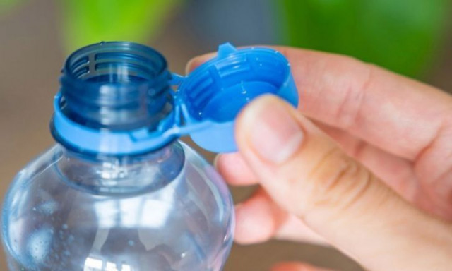 Τα πλαστικά μπουκάλια αλλάζουν ξανά: Μετά το μη αφαιρούμενο καπάκι έρχεται νέα καινοτομία
