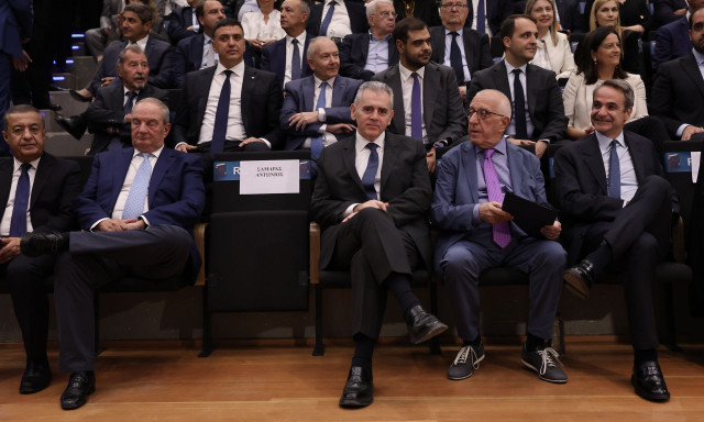 Απών ο Σαμαράς από την παρουσίαση βιβλίου του Στυλιανίδη στο Ωδείο - Χειραψία Μητσοτάκη με Καραμανλή