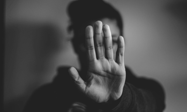 Έγκυος δέχθηκε επίθεση από τον σύντροφό της - Την τρύπησε με πιρούνι στο μάτι - Βίντεο