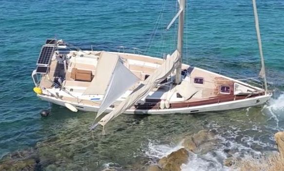 Μύκονος: Προσάραξε ιστιοπλοϊκό στους «Μύλους» λόγω της κακοκαιρίας