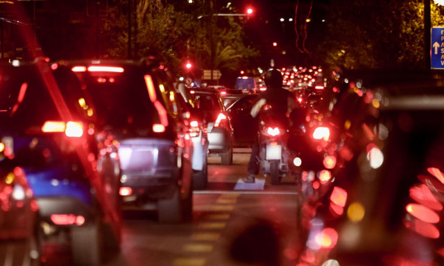 Κίνηση: Στο «κόκκινο» Κατεχάκη, Βασιλίσσης Σοφίας και Αρδηττού - Καθυστερήσεις στην Αττική Οδό