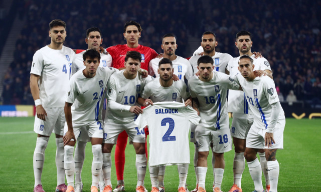 Σκωτία – Ελλάδα: Συγκίνησαν οι διεθνείς, κράτησαν τη φανέλα του Μπάλντοκ πριν τη σέντρα του αγώνα