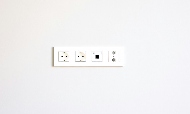 Ξεχάστε τα πολύπριζα με διακόπτη - Δύο νέοι τύποι που μειώνουν άμεσα τον λογαριασμό ρεύματος