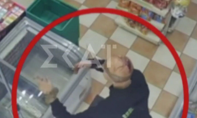 Άγιος Παντελεήμονας: Βίντεο ντοκουμέντο - Η στιγμή που ο 47χρονος ζητά βοήθεια αιμόφυρτος