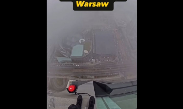 Βίντεο που κόβει την ανάσα: Αλεξιπτωτιστής κάνει BASE jump από το κτήριο της ΕΕ στη Βαρσοβία