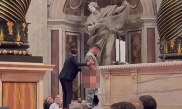 Απίστευτο περιστατικό στο Βατικανό: Άνδρας ούρησε μέσα στη Βασιλική του Αγίου Πέτρου - Βίντεο