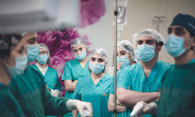 Γιατί οι χειρουργοί φορούν πράσινο και μπλε και τα νοσοκομεία «ντύνονται» στα ίδια χρώματα