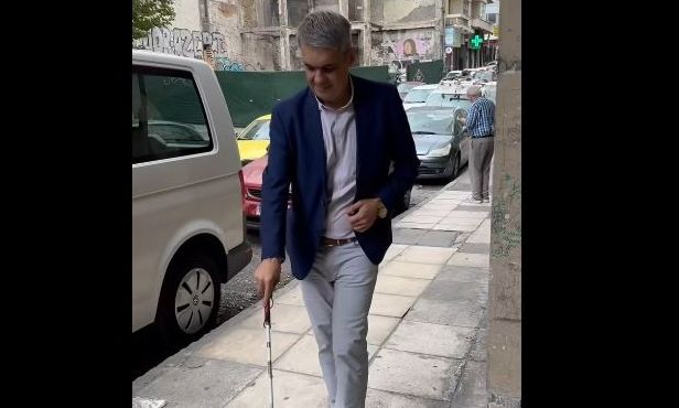 Αθήνα: Εργοτάξια και τρύπες κάνουν αδύνατη τη βόλτα για ανθρώπους με προβλήματα όρασης - Βίντεο