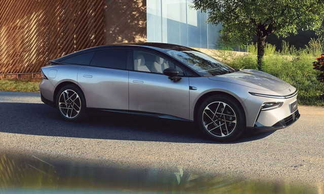 Η Tesla υποχωρεί στη Γερμανία, οι Κινέζοι εκτοξεύονται