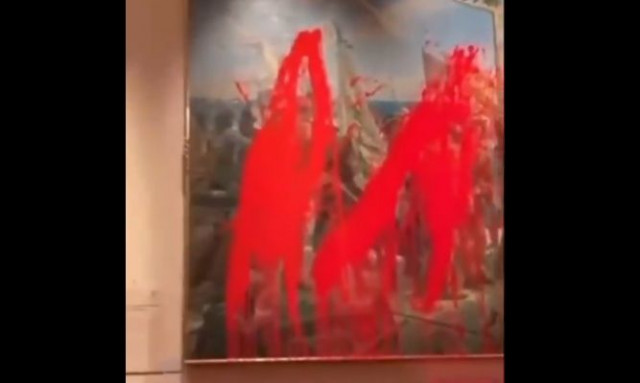 Μαδρίτη:Ακτιβίστριες πέταξαν κόκκινη μπογιά σε πίνακα του Χριστόφορου Κολόμβου στο Ναυτικό Μουσείο