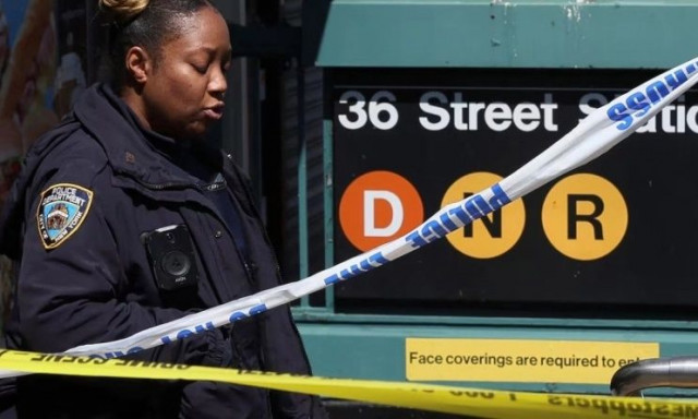 Σέρφινγκ στο μετρό: Η θανατηφόρα viral πρόκληση που σκοτώνει εφήβους στη Νέα Υόρκη