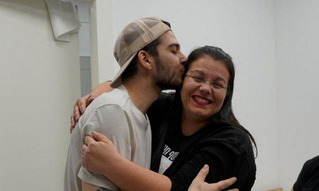 Συγκίνηση σε όλο τον πλανήτη από την επανένωση των ομήρων με τις οικογένειές τους - Εικόνες, βίντεο