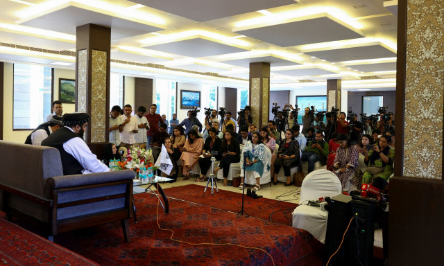 Υπουργός των Ταλιμπάν ήρθε αντιμέτωπος με γυναίκες δημοσιογράφους στην Ινδία