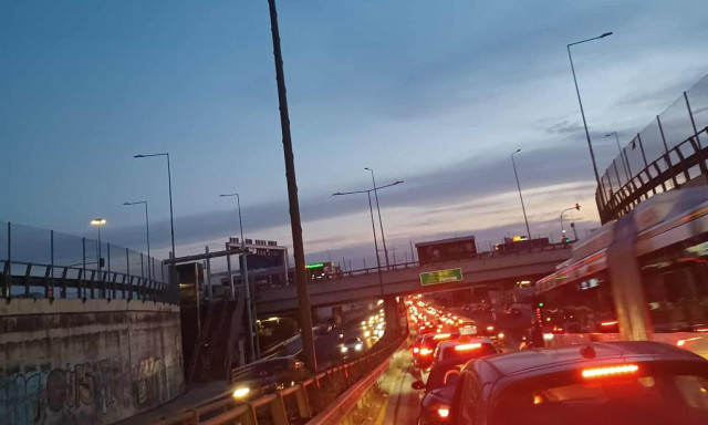 Κίνηση στους δρόμους: Μεγάλες καθυστερήσεις στην Αττική οδό - Σοβαρά προβλήματα στη Μεσογείων