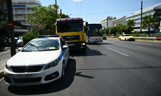 Άγρια επίθεση στη Συγγρού: Γνωστός πλαστικός χειρουργός ξυλοκόπησε 43χρονη οδηγό στη μέση του δρόμου