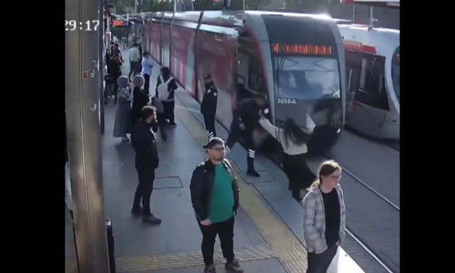 Τουρκία: Η στιγμή που φύλακας ασφαλείας σώζει κοπέλα πριν την χτυπήσει διερχόμενο τραμ