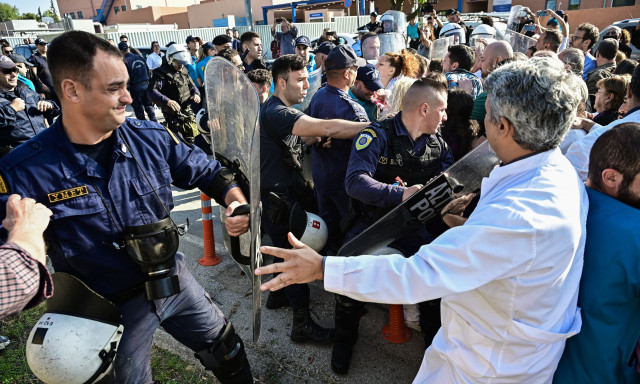 Το ΚΚΕ καταγγέλλει καταστολή της κινητοποίησης υγειονομικών στο «Αττικόν»