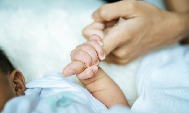 Υπογεννητικότητα στην Ελλάδα: Οι δυσκολίες των ακριτικών νησιών και η πρωτοβουλία που «απαντά»