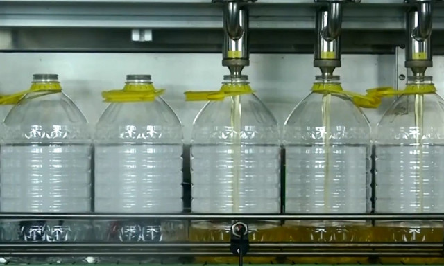 Reuters: Ο Τραμπ στοχεύει στο εμπόριο μαγειρικού λαδιού της Κίνας