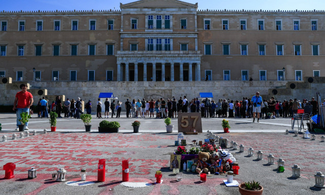 Νόμος και τάξη απέναντι στην αναβίωση πλατειών με αγανακτισμένους