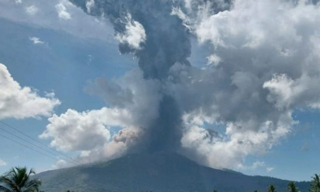 Νέα έκρηξη ηφαιστείου στην Iνδονησία - Εκτοξεύτηκε τέφρα σε ύψος 11 χιλιομέτρων
