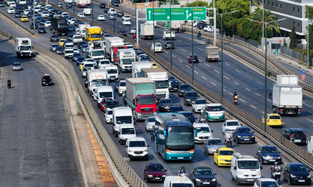 Κίνηση: Απέραντο «πάρκινγκ» η Αθήνα - Κυκλοφοριακό χάος σε Κηφισό και Αττική Οδό